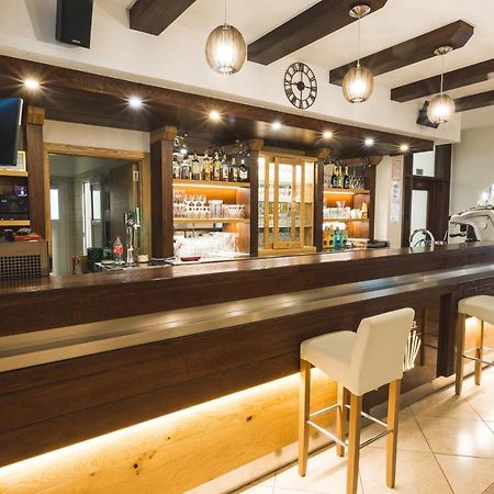 Hotel Smuk Semic Екстериор снимка