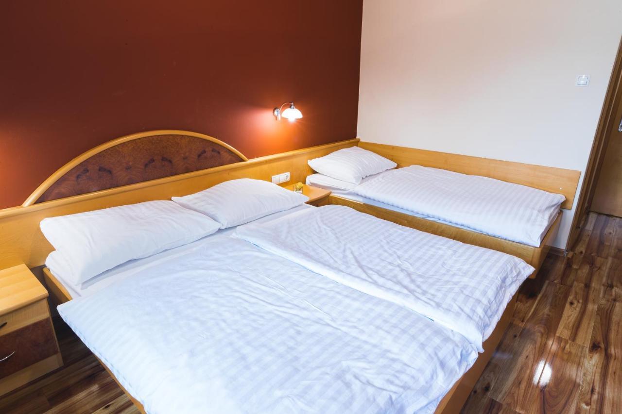 Hotel Smuk Semic Екстериор снимка